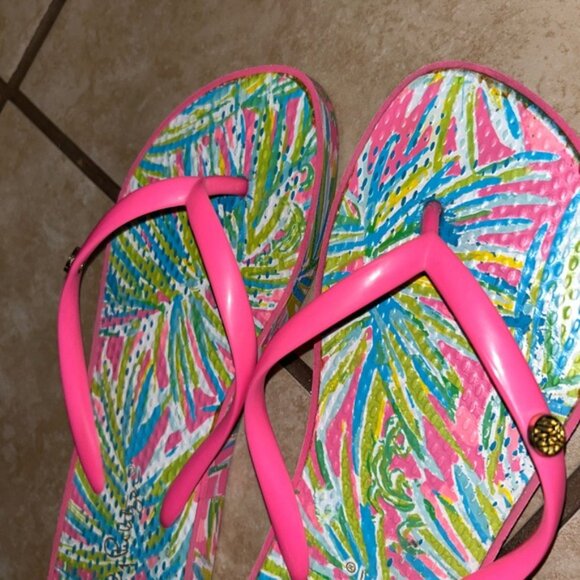 Lilly Pulitzer flip flops size 5/6 - Picture 4 of 7